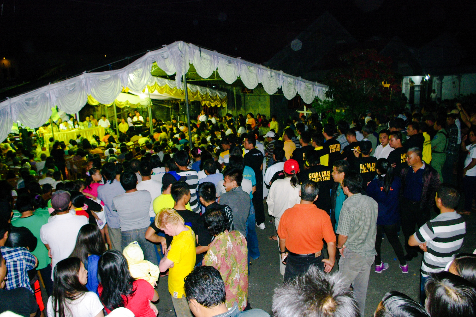 Warga Tumpah Ruah di Kampanye Emas